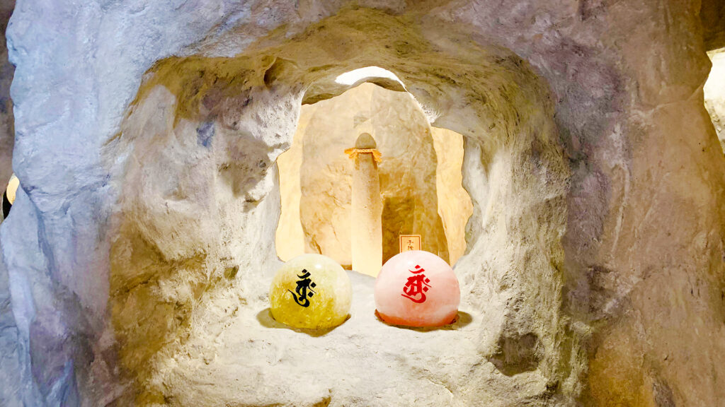 静岡県菊川市の観光スポット「西福寺」子宝・安産・縁結びの寺。本堂内にある麻羅地蔵洞窟は、お寺の中にいるとは思えない荘厳さがある。撮影自由。インスタ映え。
