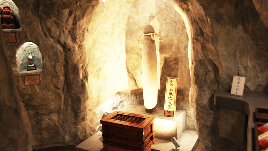 静岡県菊川市の観光スポット「西福寺」子宝・安産・縁結びの寺。本堂内にある麻羅地蔵洞窟にお祀りされている、子授麻羅地蔵菩薩。