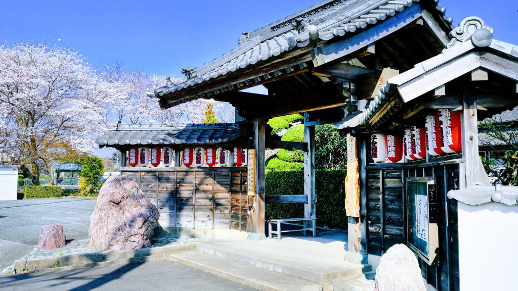 静岡県菊川市にある「西福寺」。子宝・安産・縁結びの寺。観光スポット。山門には提灯が提げられていて、夜になると灯りがともされる。