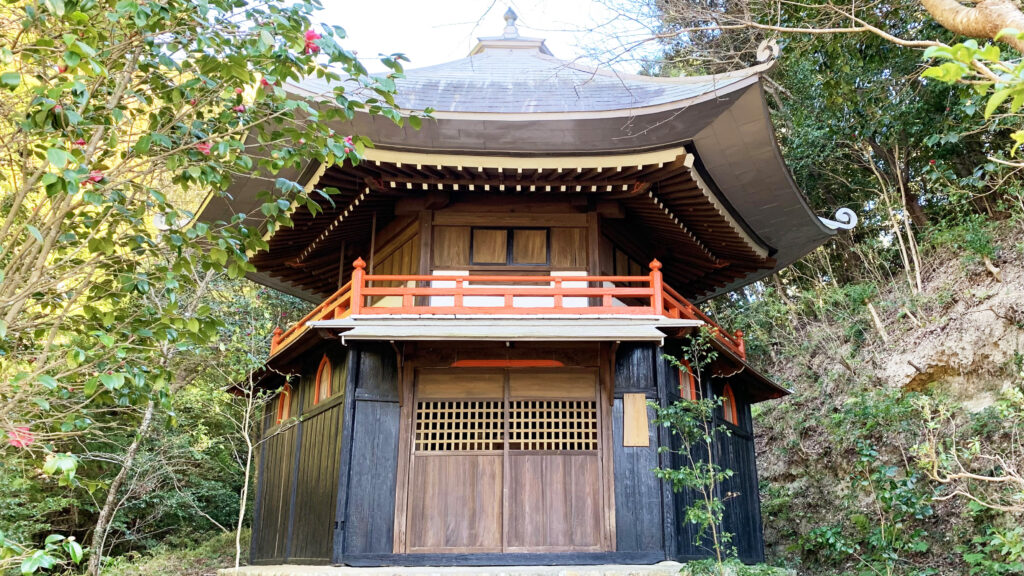 安興寺の六角堂。２００年以上の歴史がある。中には三十三体の観音様がお祀りされている。