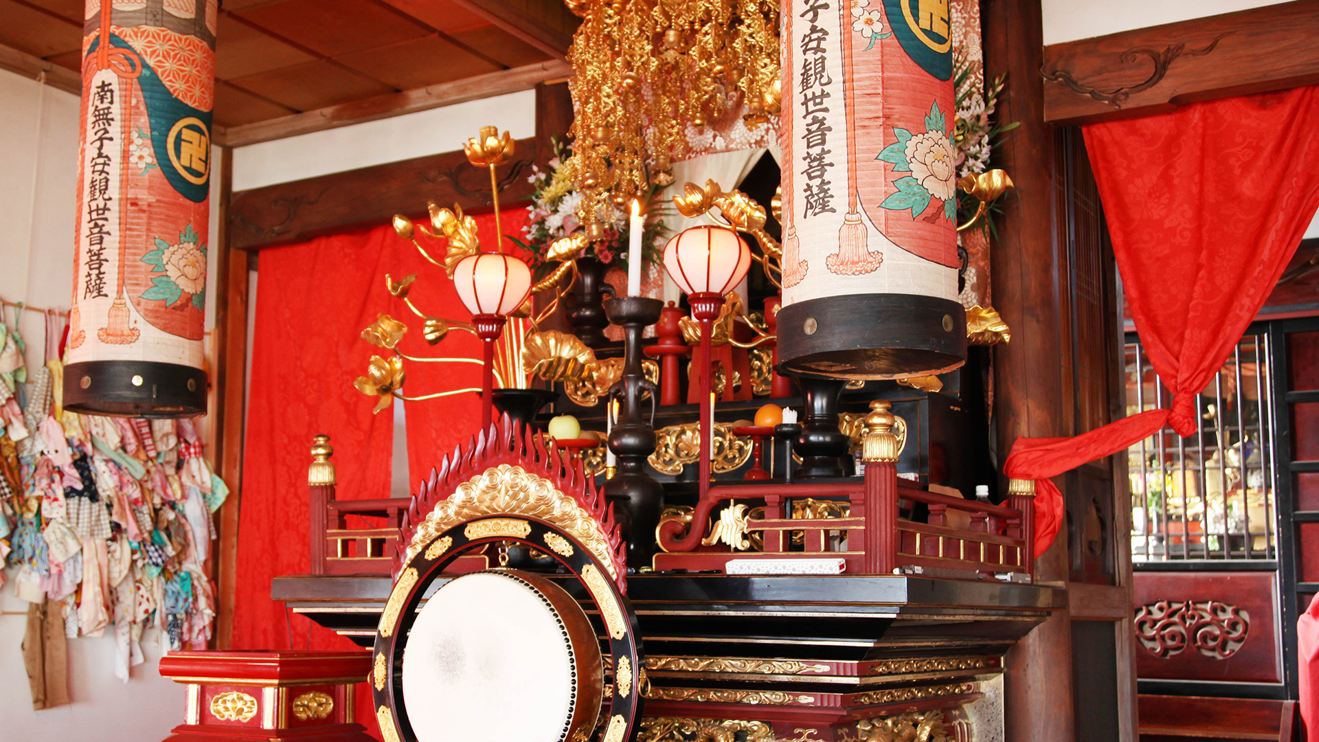 静岡県菊川市の観光スポット「西福寺」子宝・安産・縁結びの寺。本堂正面にある子安観音は、赤ちゃんを抱いている形をした観音様。安産や子育てのご利益があるとされている。撮影自由。インスタ映え。