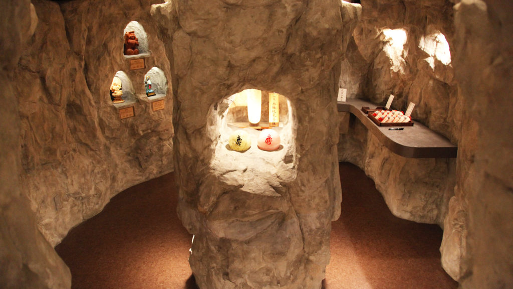 静岡県菊川市の観光スポット「西福寺」子宝・安産・縁結びの寺。本堂内にある麻羅地蔵洞窟は、お寺の中にいるとは思えない荘厳さがある。撮影自由。インスタ映え。